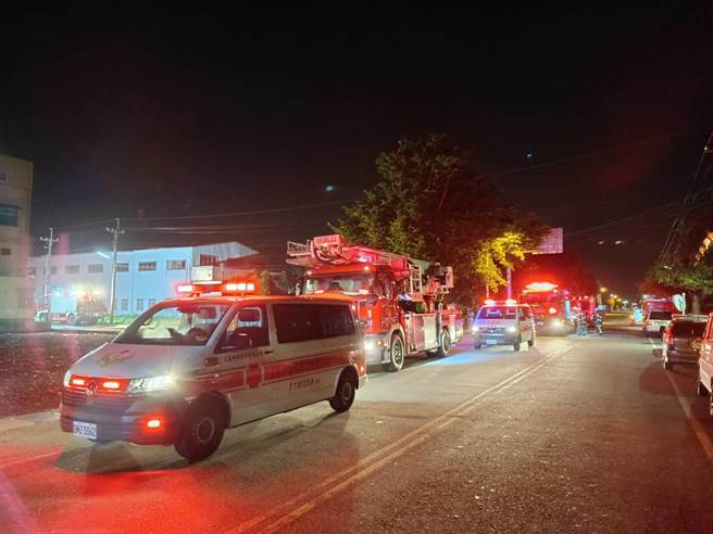 雲林縣虎尾鎮中溪里一戶民宅今（23日）凌晨2點半起火，屋內有3名大人、4名小孩受困，雲林縣消防局16部消防車、25名警消搶救。（雲林縣消防局提供）