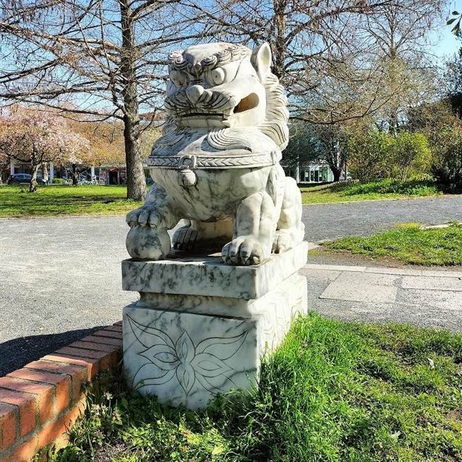 德国波茨坦（Potsdam）一处公园里矗立一对石狮子，且基座刻有「HUALIEN TAIWAN ROC（花莲 台湾）」，经多方查证其身世之谜，为外交部送给波茨坦建城千年的纪念品。（花莲县文化局提供／罗亦晽花莲传真）