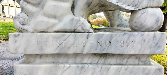 德国波茨坦（Potsdam）一处公园里矗立一对石狮子，且基座刻有「HUALIEN TAIWAN ROC（花莲 台湾）」，经多方查证其身世之谜，为外交部送给波茨坦建城千年的纪念品。（花莲县文化局提供／罗亦晽花莲传真）