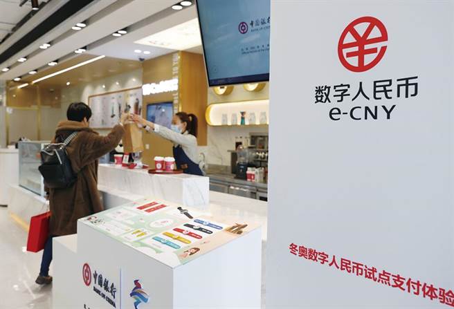 大陆数位人民币如今越来越普及，图为一名民眾正在咖啡店使用数位人民币进行购物。（中新社）