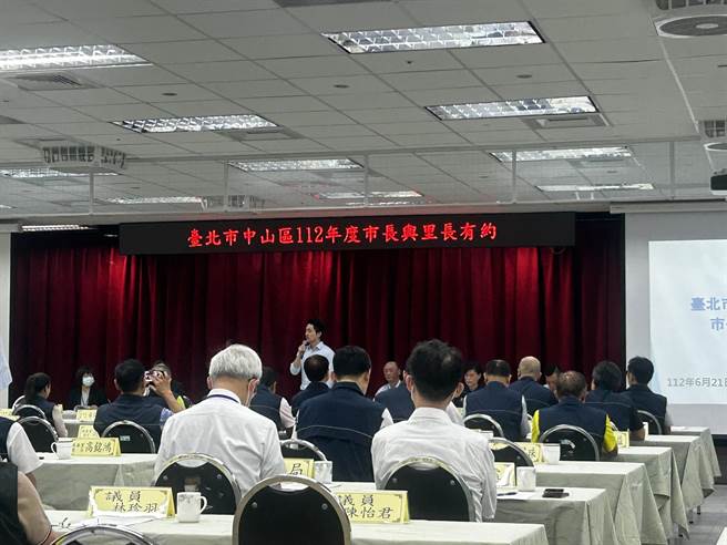 蔣萬安日前前往中山區參加里長座談，聆聽中山區里長的提案，並且只是局處了解狀況並處理。（陳薏云攝）