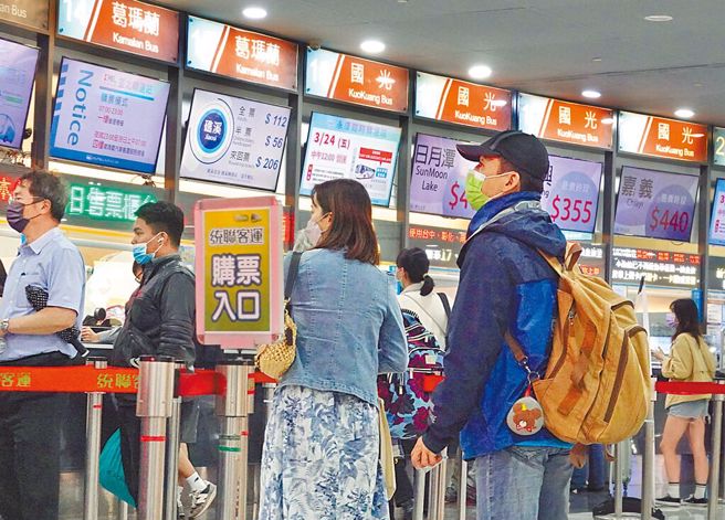 东、西部国道端午客运输运人数比去年大增5、6成。图为台北客运转运站。（本报资料照片）