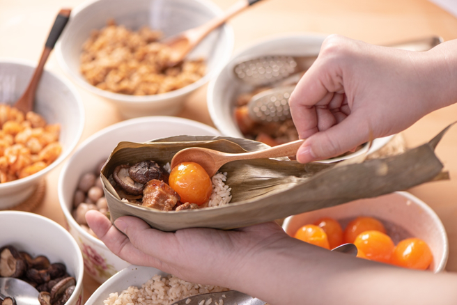 丢粽子救屈原超不合理，网疯讨论。（图／shutterstock）