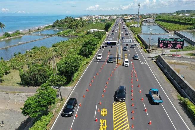 端午连假车流涌现，首日南下垦丁车流量破3万辆车次，第2天也不惶多让，从23日凌晨零时至早上10时，已涌入8922辆车次。（警方提供／谢佳潾屏东传真）