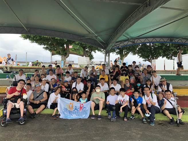 由脑性麻痹、自闭症及罕见疾病病友组成的挑战奇蹟队与来现场加油的家属们。（张芷瑜摄）