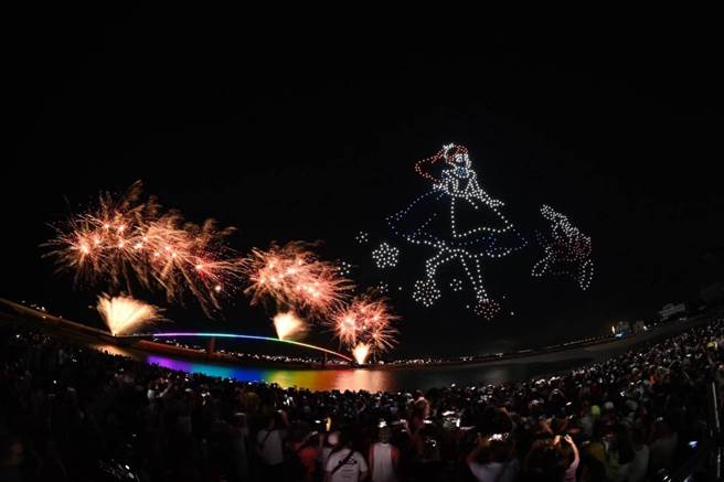 昨晚无人机迪士尼米其版图案排列爱丽丝梦游仙境。（澎湖县政府提供／许逸民澎湖传真）