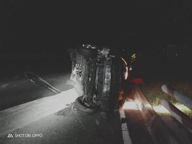 台东县长滨乡22日发生自小客车自撞边坡翻覆事故。（台东县警察局成功分局提供／蔡旻妤台东传真）