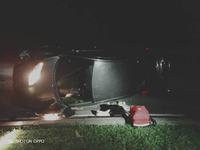 台东县长滨乡22日发生自小客车自撞边坡翻覆事故。（台东县警察局成功分局提供／蔡旻妤台东传真）