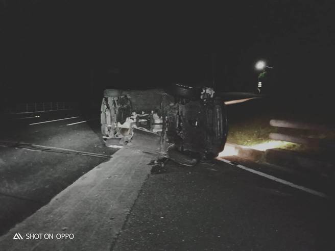 台东县长滨乡22日发生自小客车自撞边坡翻覆事故。（台东县警察局成功分局提供／蔡旻妤台东传真）
