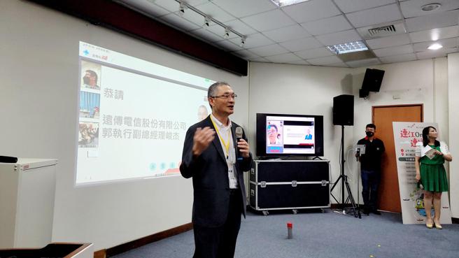 遠傳於連江縣立醫院現場展示透過自主開發的5G遠距診療平台，連江醫院醫師與新北市亞東醫院醫師共同會診。（遠傳電信提供）