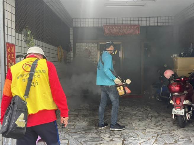 台南市仁德成功里今天进行室内喷药，连假期间不少民眾出游，里长接获许多抱怨。(曹婷婷摄)