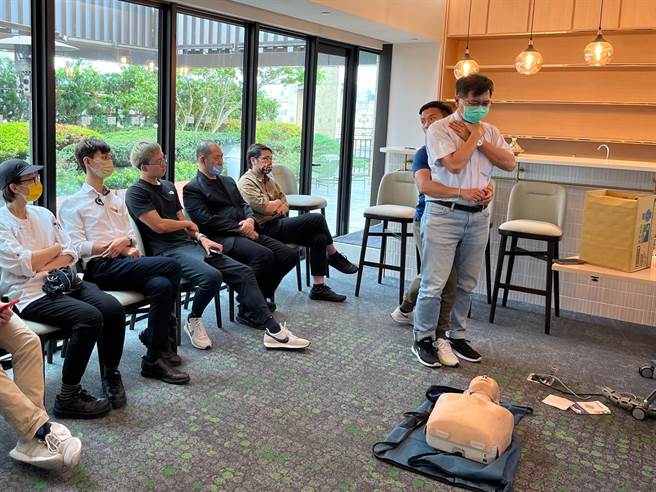 消防局教導民眾噎到時，可用「哈姆立克急救法」嘗試排除。（翻攝照片／林郁平台北傳真）