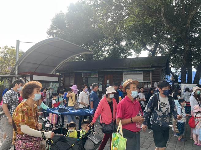 大批游客买票后，排队进入清境农场青青草原。（清境农场提供／杨静茹南投传真）