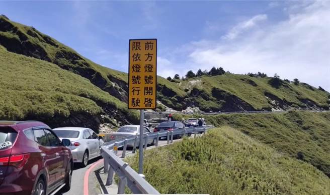 合欢山周边停车场一早全都大爆满，合欢山公路塞爆了，彷佛大型停车场。（民眾提供／杨静茹南投传真）
