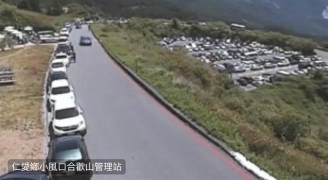 合欢山小风口停车场大爆满，沿途路边也停满了车。（翻摄公路总局即时影像／杨静茹南投传真）