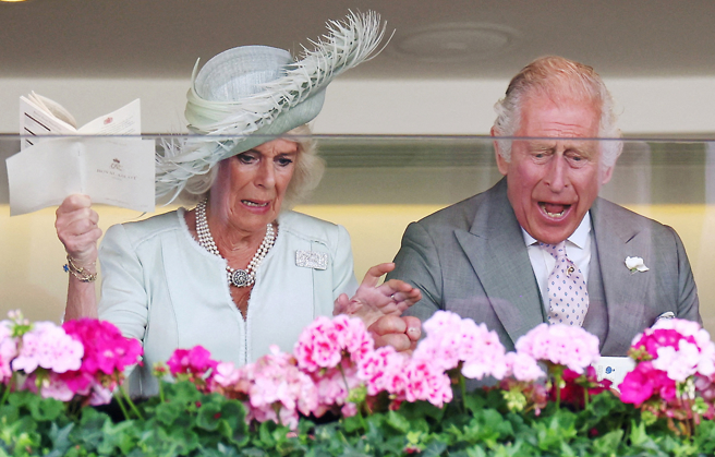 查尔斯和卡蜜拉6月22日在雅士谷赛马中，眼见自家赛马赢得英王乔治五世（King George V）大赛后激动不已。（路透）