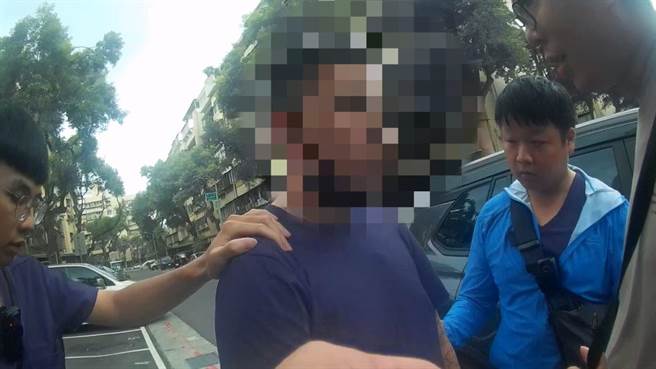 警方当场逮捕黄姓、许姓两名车手。（翻摄照片／林郁平台北传真）