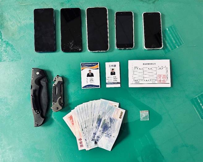 警方查扣到作案用手机、折迭刀、收据及工作证等赃证物。（翻摄照片／林郁平台北传真）