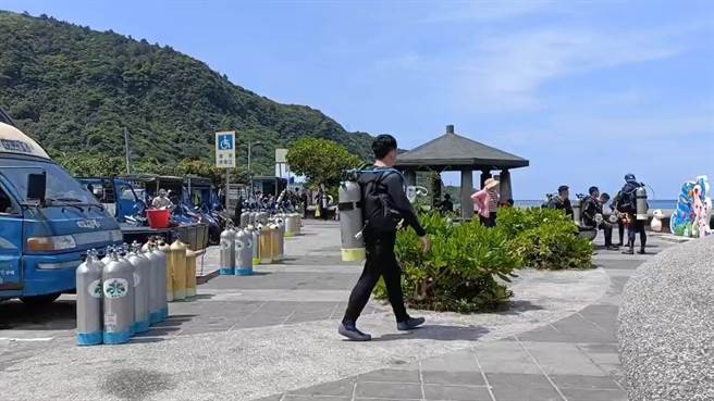 端午连假进入第2天，因天气相当炎热，有不少人到绿岛石朗潜水区潜水。（读者提供／蔡旻妤台东传真）