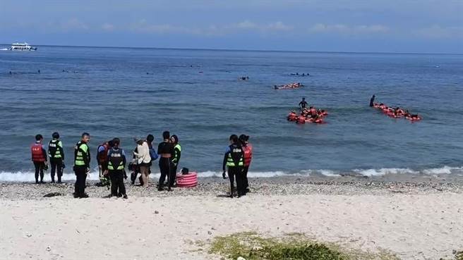 端午连假进入第2天，因天气相当炎热，有不少人到绿岛石朗潜水区潜水。（读者提供／蔡旻妤台东传真）