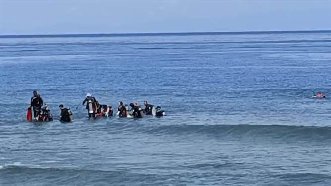 端午连假进入第2天，因天气相当炎热，有不少人到绿岛石朗潜水区潜水。（读者提供／蔡旻妤台东传真）