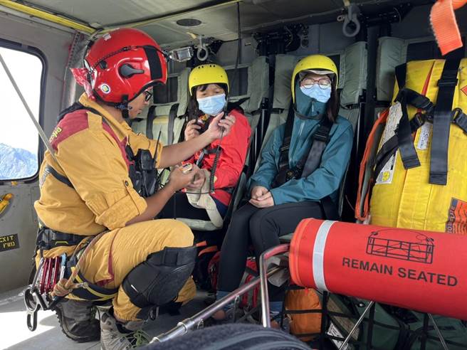 中央金矿山屋一名34岁方姓山友疑患高山症向消防队求救，经空勤总队出动直升机吊挂下山送医后，幸无大碍。（空勤总队花莲驻地勤务第一大队第三队提供／罗亦晽花莲传真）