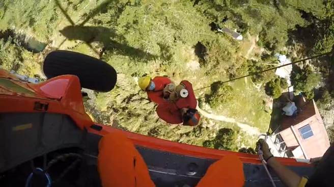 中央金矿山屋一名34岁方姓山友疑患高山症向消防队求救，经空勤总队出动直升机吊挂下山送医后，幸无大碍。（空勤总队花莲驻地勤务第一大队第三队提供／罗亦晽花莲传真）