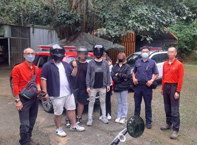 蔡男等5人相约骑车到台中市太平区赤崁顶附近夜游，返程遇滂沱大雨，躲雨竟迷失在深山的产业道路内，幸警方获报后前往搜寻顺利助其脱困。（台中市太平警分局提供／冯惠宜台中传真）