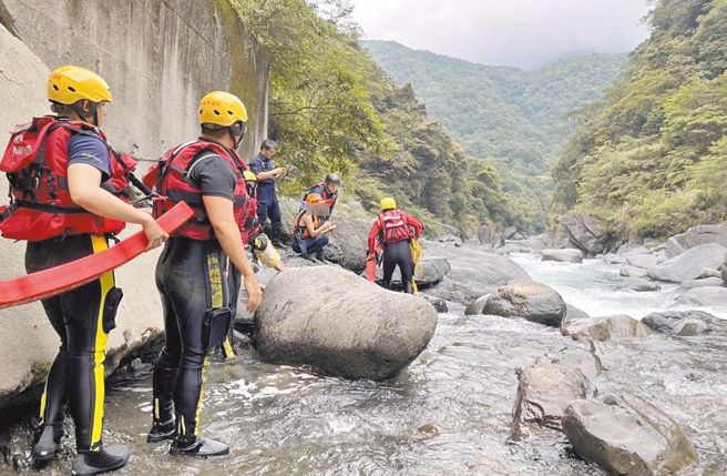 男子乌来泛舟落水失踪20天，遗体卡大石中被发现。(中时资料库)