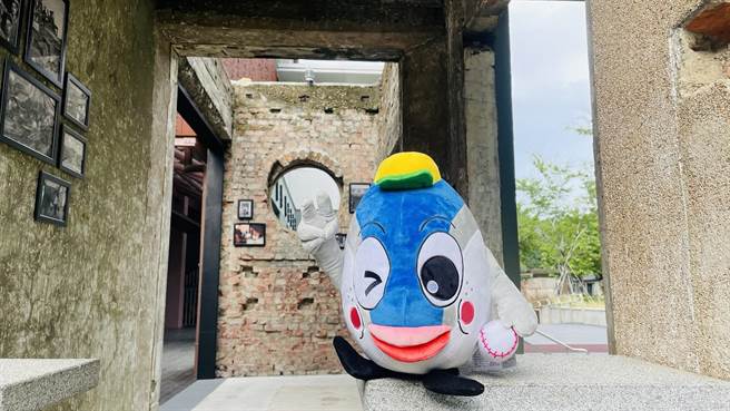 鱼头君绒毛布偶及双面渔夫帽，7月1日起推出。（台南市观旅局提供／曹婷婷台南传真）