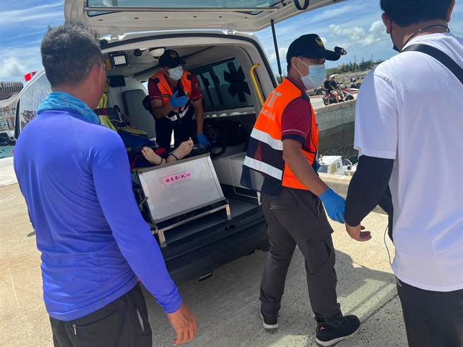 溺者在业者以快艇送到本岛码头上岸后，由消防局救护车接手送医急救。（民眾提供／许逸民澎湖传真）