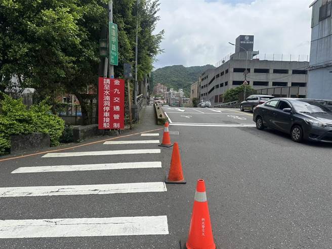 端午连假金瓜石九份地区车潮涌入饱和，新北市警局已启动「双Ａ级管制」，车辆除接驳公车外一律须停至水湳洞停车场停放，再转搭接驳公车前往观光。（新北市警局提供／徐佑升新北传真）