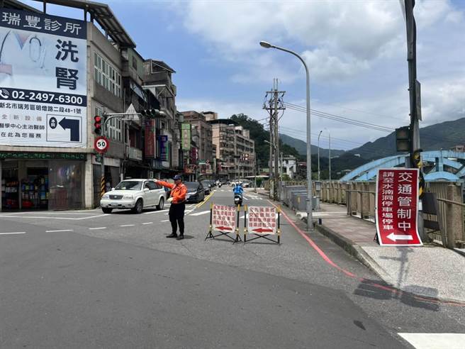 新北市警局启动「双Ａ级管制」，车辆除接驳公车外一律须停至水湳洞停车场停放，再转搭接驳公车前往金瓜石九份观光。（新北市警局提供／徐佑升新北传真）