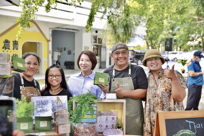 屏东县长周春米(中)大讚「农夫小学市集」超好逛。(图取自周春米脸书)