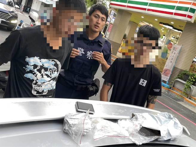 驾驶陈男（左）及乘客苏男（右）于23日清晨至中西区，因违规停车为警盘检查获大量毒咖包及恺他命等毒品送办。（读者提供／程炳璋台南传真）