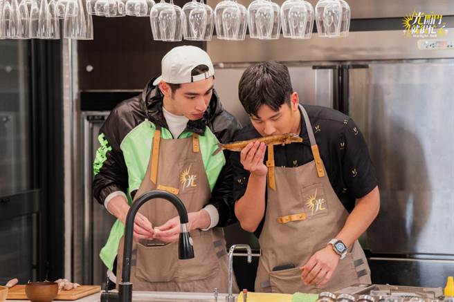 周兴哲（右）与章广辰在《光开门就很忙了》民宿中负责掌厨。（TVBS提供）