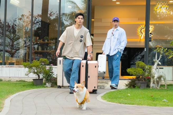 陈昊森（左）与章广辰为担任《光开门就很忙了》房务为大家搬行李。（TVBS提供）