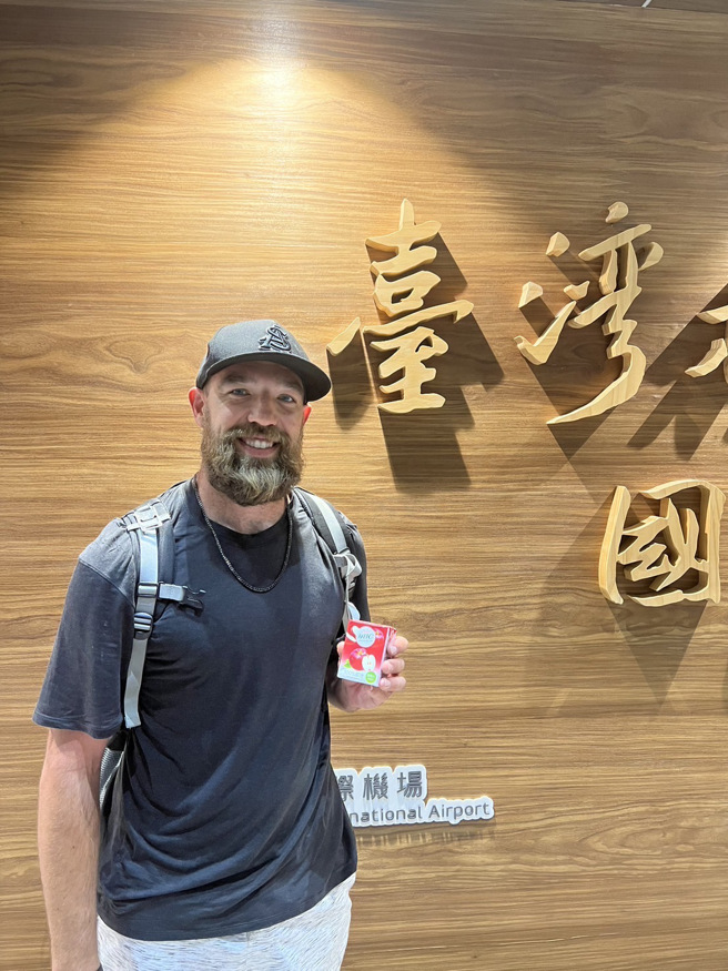 味全龍新洋投錡龍22日抵達台灣，23日體檢前先到球場牛棚。（味全龍提供）