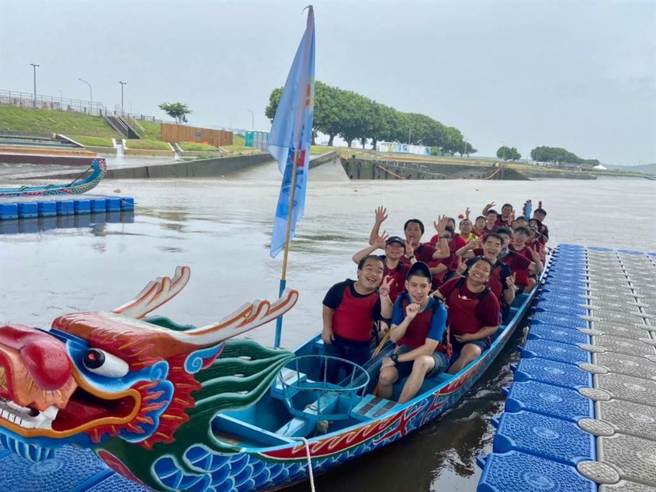 「挑战奇蹟龙舟队」昨日参与台北国际龙舟锦标赛的表演赛。（轮椅梦公园提供）