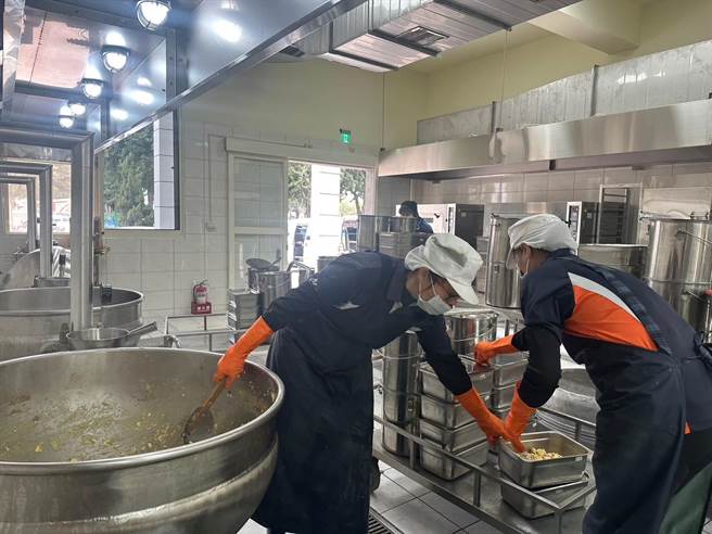 教育部去年推動偏鄉學校精進午餐方案，只要加入偏鄉學校中央廚房計畫或食材採購聯盟，補助每名學生每餐食材費62元，雲林縣有124校受益，圖為雲林崙背國小新落成的中央廚房。（校方提供）