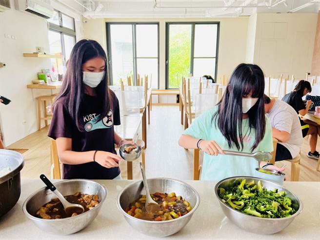 根據偏鄉學校精進午餐方案，加入聯合食材採購的學校可享有營養午餐每餐食材費用補足至62元的好處，圖為加入食材聯合採購的樟湖國中小的營養午餐。（周麗蘭攝）