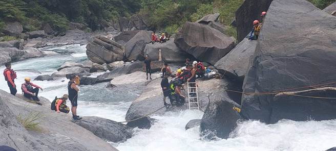 搜救人员因山区大雨暂停打捞。（警方提供）