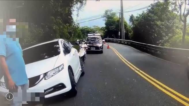 陆军教准部28岁彭姓训员22日从屏东三地门乡下山、行经台24线时，在弯道处自撞山壁掉进沟渠，酒测值高达0.94，讯后依公共危险罪嫌送办。（警方提供／谢佳潾屏东传真）