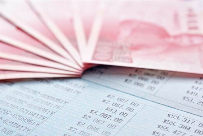 大陸一名網友離職1年後，帳戶突多出前公司匯款紀錄，一問之下才知是補發的獎金。(示意圖/達志影像)