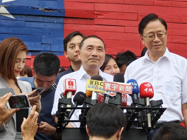 国民党总统参选人侯友宜下午到龟山宪光二村，谈到柯文哲、赖清德直指两人都为选举，一个变来变去一个大撒币。（赖佑维摄）