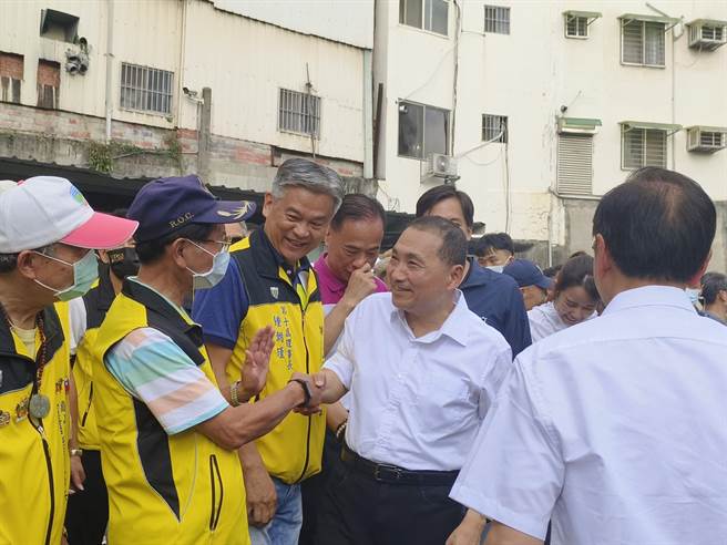 国民党总统参选人侯友宜下午到龟山宪光二村，受到民眾热烈欢迎。（赖佑维摄）