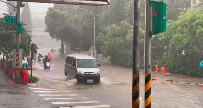今（23）日午後對流旺盛，新北市中和區出現積水。（圖／臉書粉專《一鳴驚人 羽球 Paradise》提供）