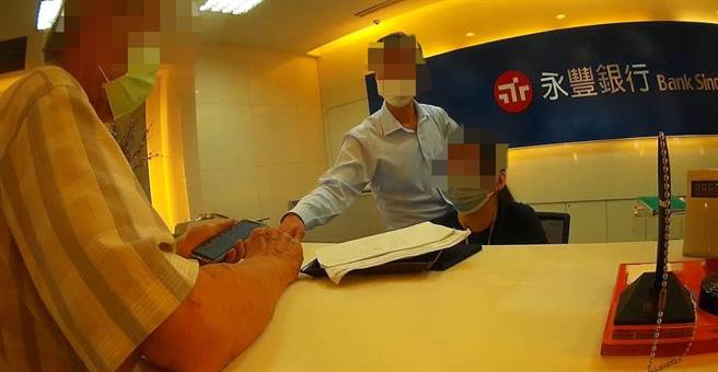 高雄老翁险遭诈骗，所幸遇热心民眾报警拦阻。（翻摄照片／崔正纲高雄传真）