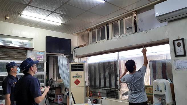 店家跟警方說研判竊嫌就是從這上方氣窗翻入。（民眾提供／許逸民澎湖傳真）
