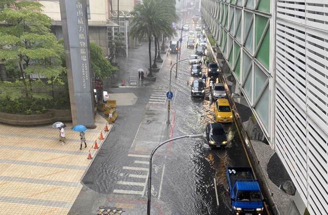 中和板南路积水约30公分。（新北市消防局提供）